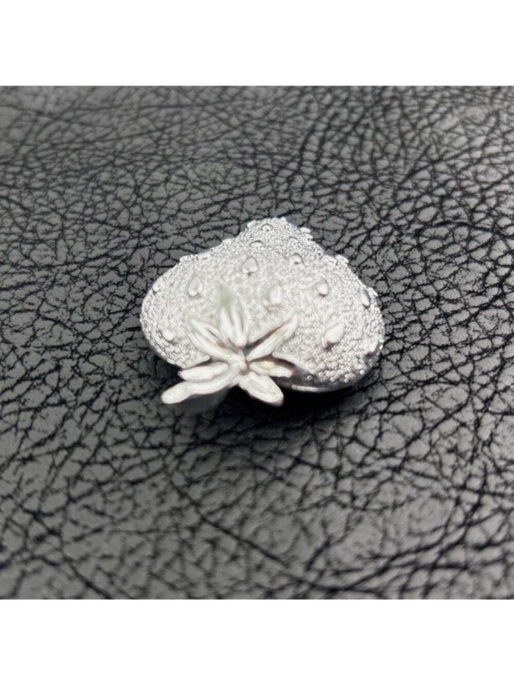 Strawberry Ice brooch Pin 1968 Sarah Coventry textured silver tone - Picture 4 of 6